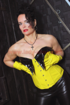 Domina-Alina-im-Schwarz-Gelb-Leder-Outfit-1