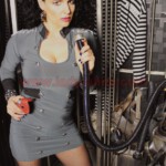 Gefängniswärterin mit Atemreduktion Gefängniswärterin mit Atemreduktion